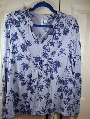 Relativity Light Blue Floral Long Sleeve V-Neck Top